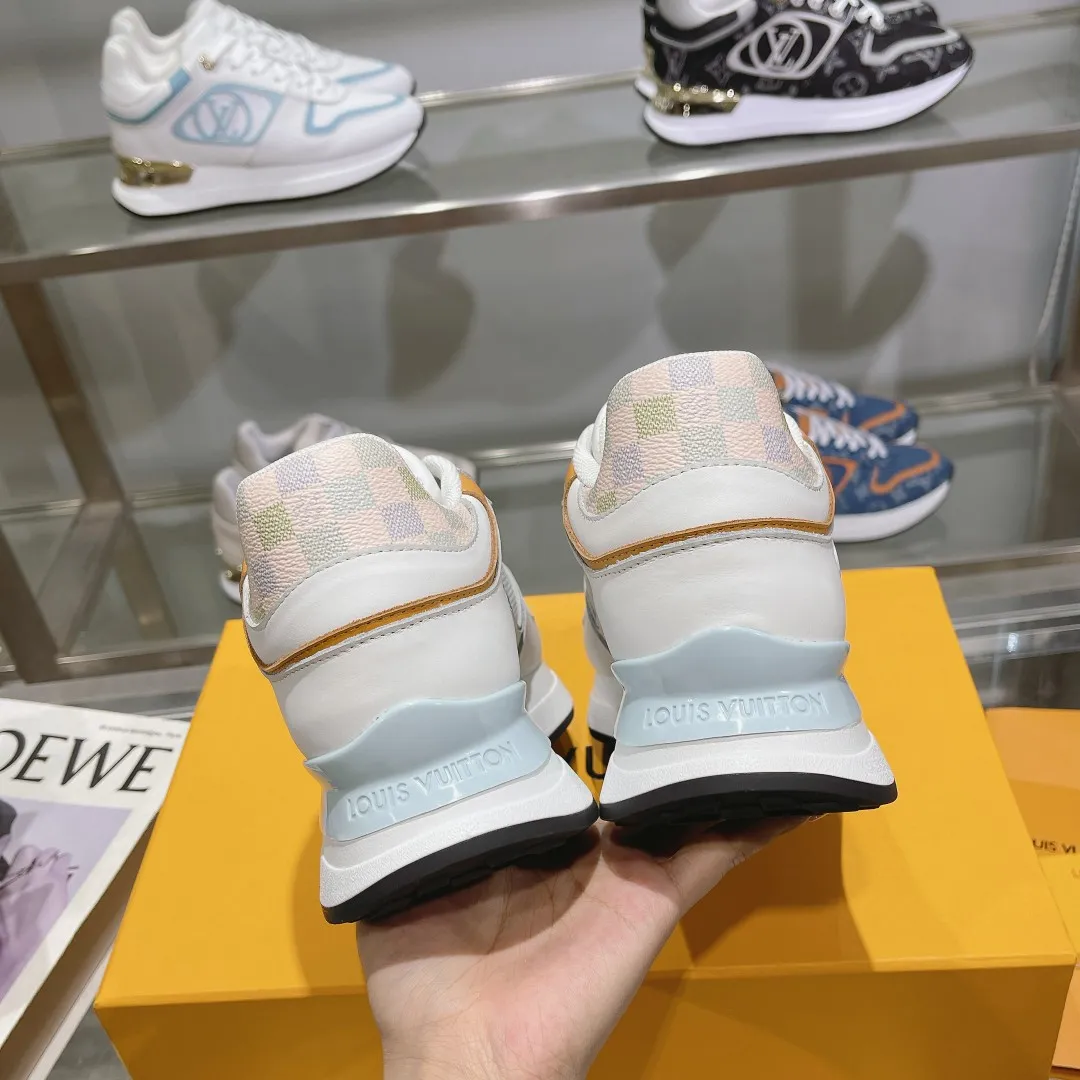 [L Family] P: 760💰Size 35-42 for women, 39-46 for men, (41.42 for women, 45.46 for men, customized) .LV Donkey Brand 🔥🔥LOUIS VUITTON Louis Vuitton's official website synchronizes the 2025 autumn and winter couple's models, which are now on the market, this Neo Run Away sneakers are inspired by running shoes, integrating LV's iconic must-have shoes into the trend. This version is a 1:1 replica of the original version. It is made of two-tone calfskin to highlight its simple lines and unique wedge outsole. Key details include the LV initials on the side and an engraved gold heel stabilizer on the back plus a 2cm hidden insole.